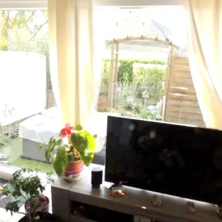 With 2 Bedrooms In With Enclosed Garden And Wifi