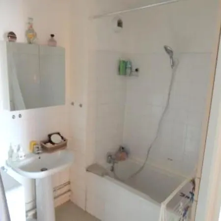 아파트 With 2 Bedrooms In With Enclosed Garden And Wifi *